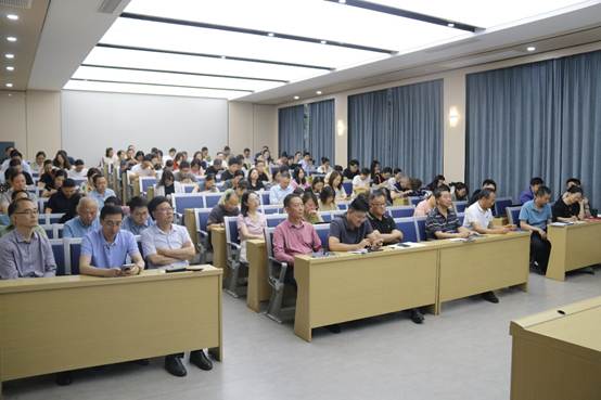 人们在看台上的人在房间里
AI 生成的内容可能不正确。