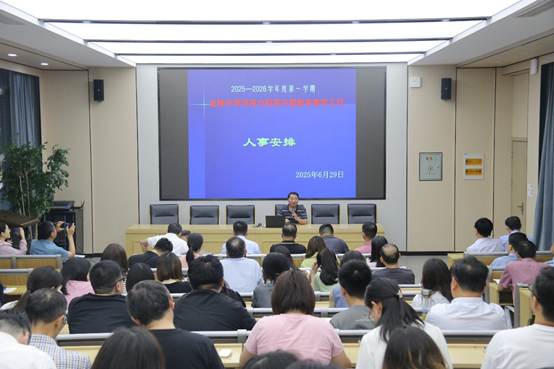 会议室里的人们
AI 生成的内容可能不正确。