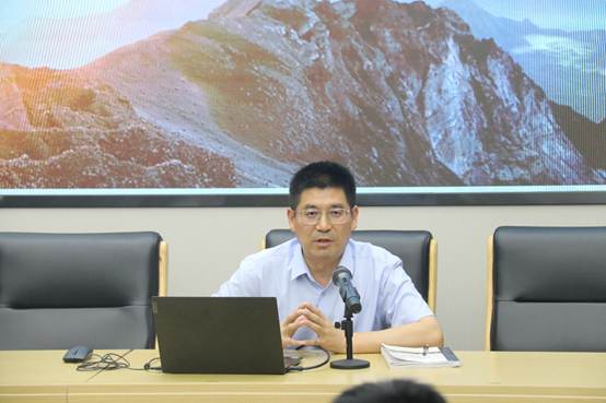 图片包含 室内, 桌子, 男人, 前
AI 生成的内容可能不正确。