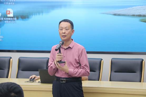 人站在船上
AI 生成的内容可能不正确。