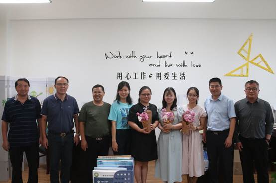 一群人站在壁报板前拍照
AI 生成的内容可能不正确。