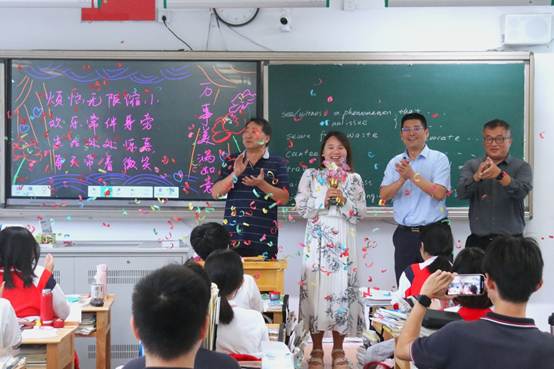 一群人站在台上
AI 生成的内容可能不正确。