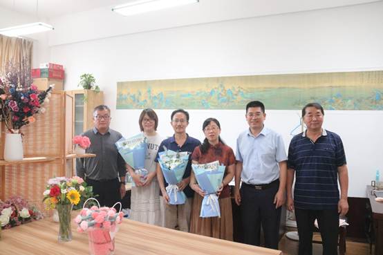 一群人站在室内合影
AI 生成的内容可能不正确。