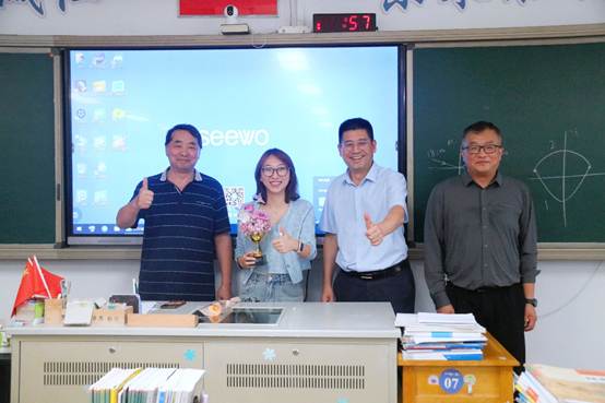 一群人站在柜台前
AI 生成的内容可能不正确。