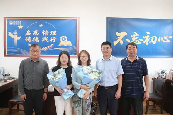 一群人站在画前合影
AI 生成的内容可能不正确。