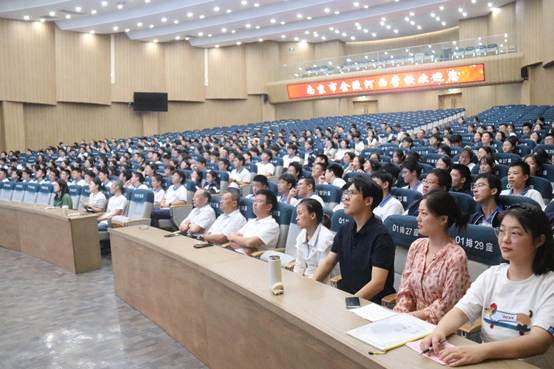 礼堂里有许多人
AI 生成的内容可能不正确。