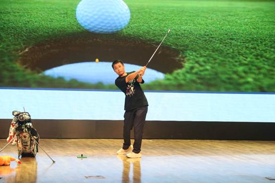 图片包含 草, 男人, 户外, 人
AI 生成的内容可能不正确。