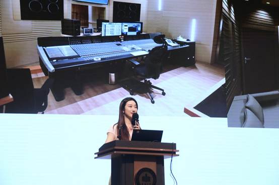 桌子上放着电脑
AI 生成的内容可能不正确。