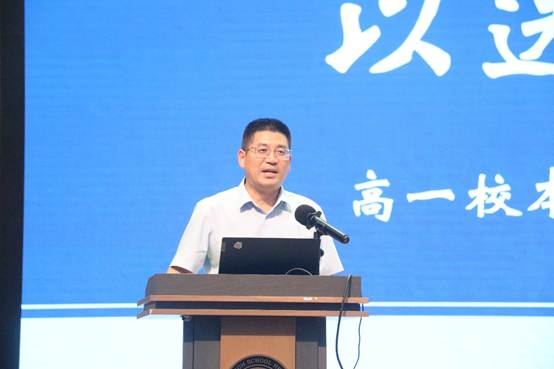 桌子上有男人的照片上写着字
AI 生成的内容可能不正确。