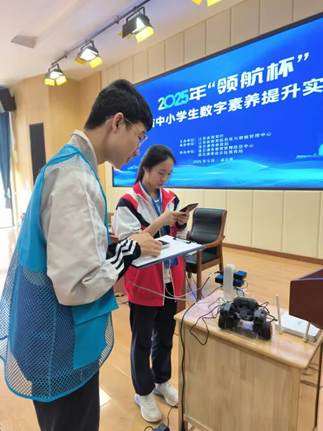 图片包含 站, 游戏机, 桌子, 行李
AI 生成的内容可能不正确。