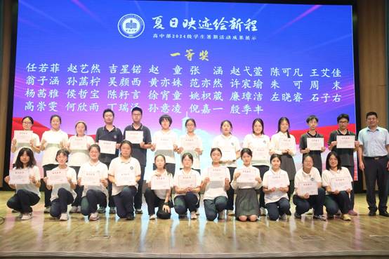 一群人站在台上
AI 生成的内容可能不正确。