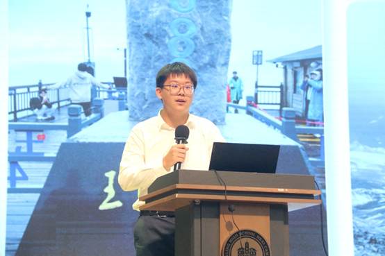 电脑前的男人
AI 生成的内容可能不正确。