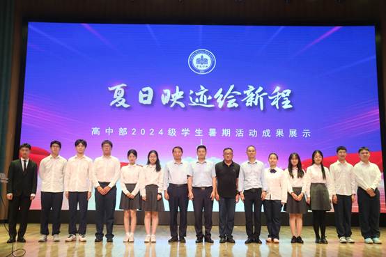 一群人站在屏幕前面
AI 生成的内容可能不正确。