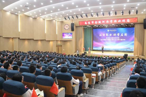 大厅里的人群
AI 生成的内容可能不正确。