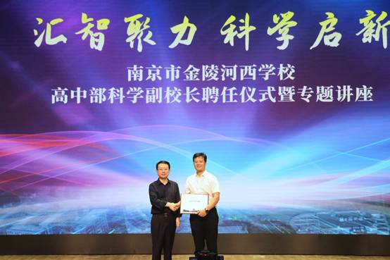 男人站在舞台上
AI 生成的内容可能不正确。