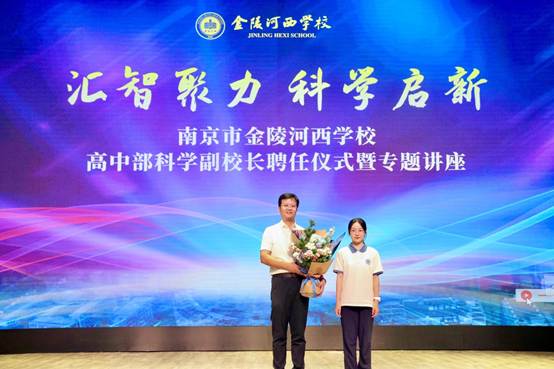 人在舞台上表演的几个人
AI 生成的内容可能不正确。