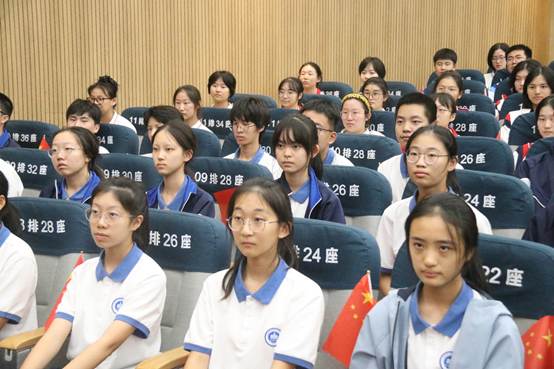 一群穿着蓝色衣服的人
AI 生成的内容可能不正确。