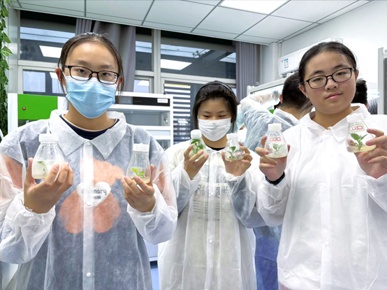 图片包含 人, 服装, 建筑, 男人
AI 生成的内容可能不正确。