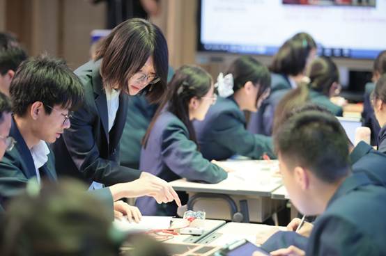 一群人正在聊天
AI 生成的内容可能不正确。