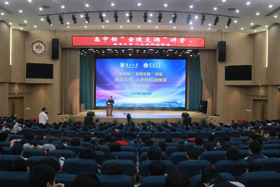 礼堂里有许多人
AI 生成的内容可能不正确。