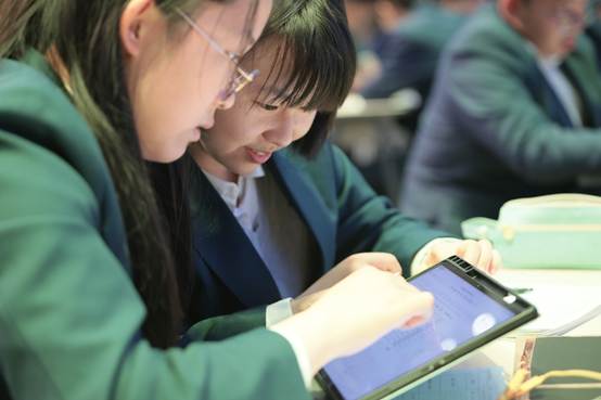 穿绿色衣服的女人在桌子前
AI 生成的内容可能不正确。