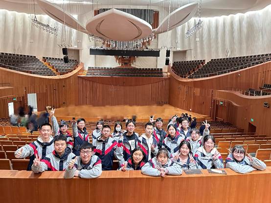 图片包含 室内, 桌子, 男人, 一群
AI 生成的内容可能不正确。