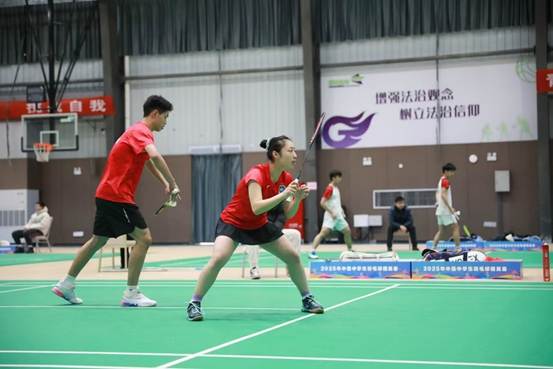 穿蓝色衣服的人在球场上打球
AI 生成的内容可能不正确。