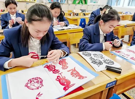 小孩们在桌子边
AI 生成的内容可能不正确。