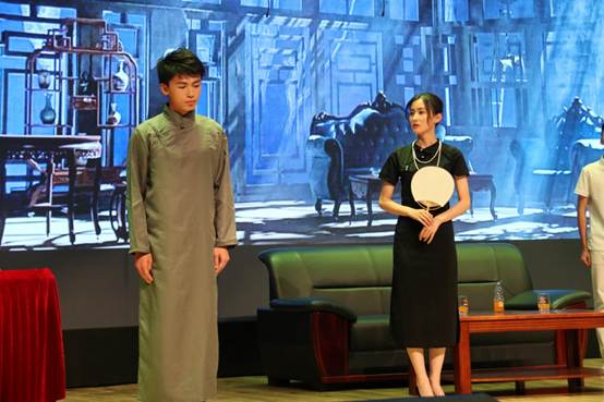 男人和女人站在椅子上
AI 生成的内容可能不正确。