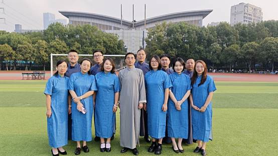 一群人站在草地上
AI 生成的内容可能不正确。