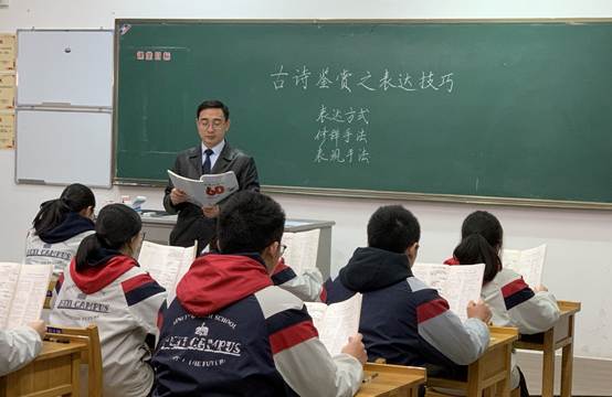 一群小孩在桌子上
AI 生成的内容可能不正确。