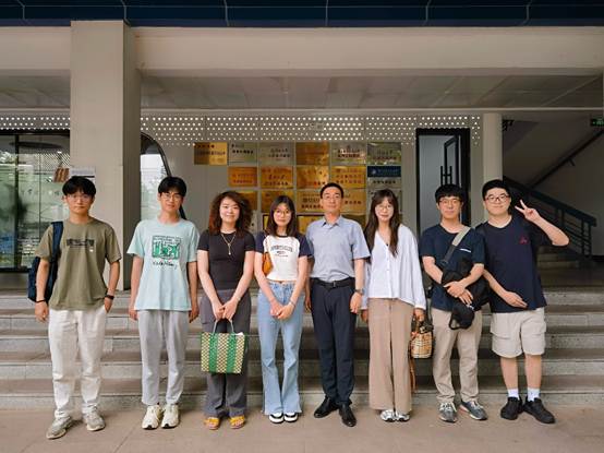 一群人站在一起
AI 生成的内容可能不正确。