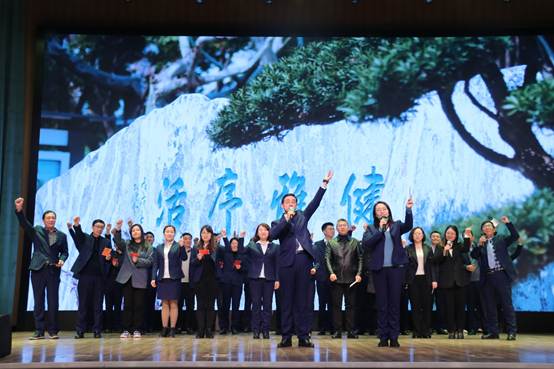 一群人站在一起
AI 生成的内容可能不正确。