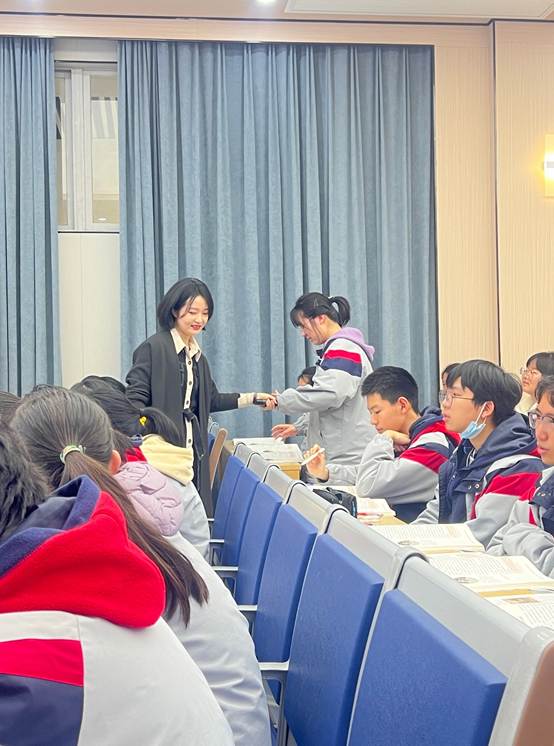 会议室里的人们
中度可信度描述已自动生成