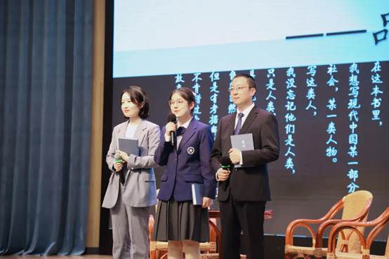 一群穿着西装的人站在一起
中度可信度描述已自动生成