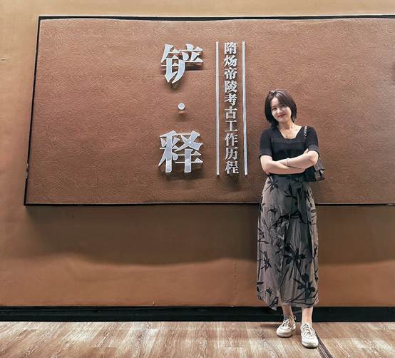 图片包含 建筑, 人, 站, 男人
描述已自动生成