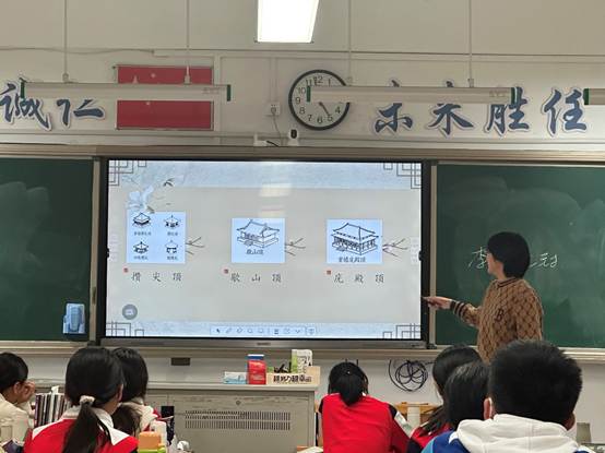 一群人在开会
描述已自动生成