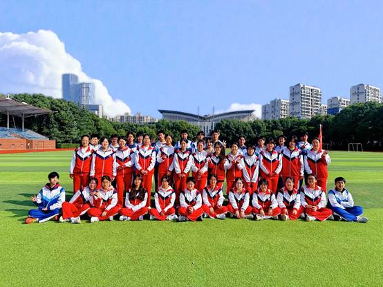 一群人在草地上
描述已自动生成