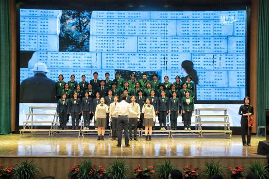 一群人站在水边
描述已自动生成