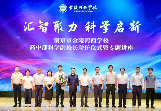 舞台上有许多人
AI 生成的内容可能不正确。