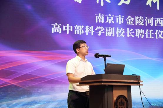 男人站在舞台上
AI 生成的内容可能不正确。