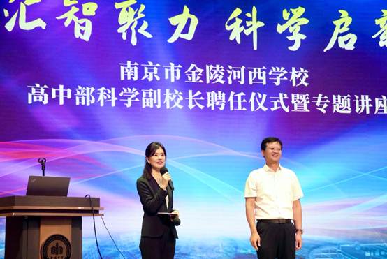 男人和女人在舞台上
AI 生成的内容可能不正确。