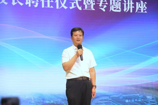 男人站在舞台上
AI 生成的内容可能不正确。