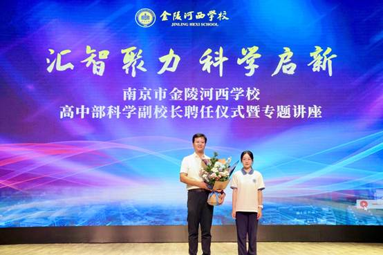 人在舞台上表演的几个人
AI 生成的内容可能不正确。