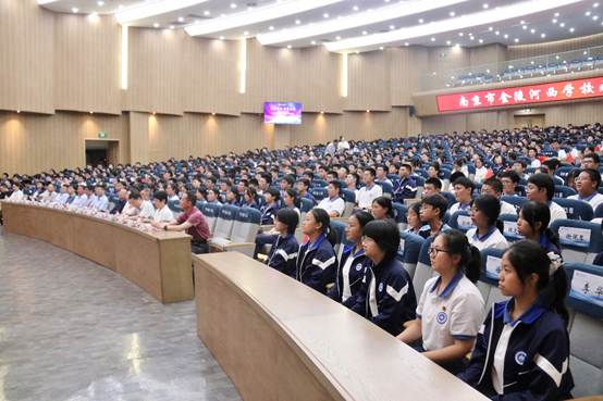 礼堂里有许多人
AI 生成的内容可能不正确。