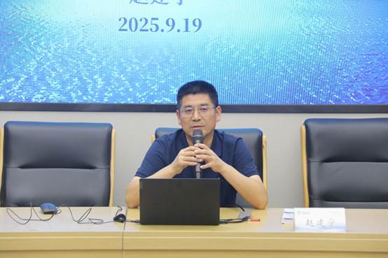 屏幕上的男人
AI 生成的内容可能不正确。