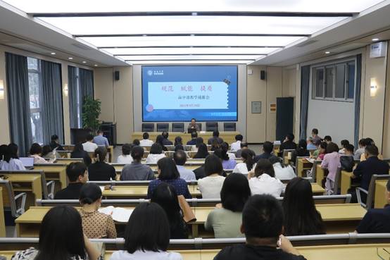 会议室里的人们
AI 生成的内容可能不正确。