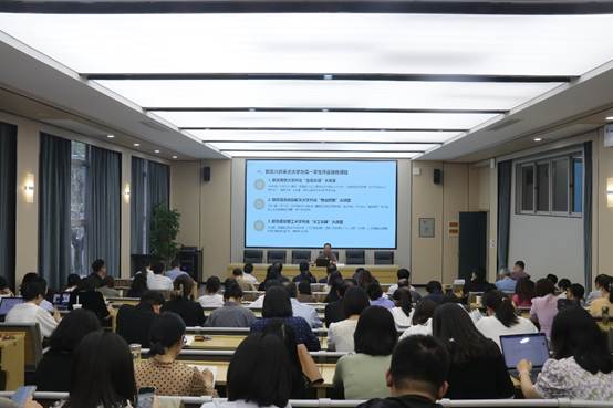 会议室里的人们
AI 生成的内容可能不正确。