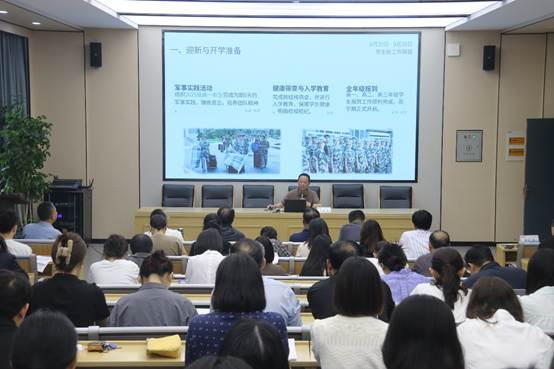 会议室里的人们
AI 生成的内容可能不正确。