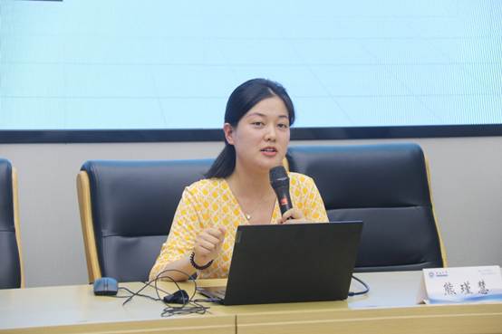 图片包含 室内, 桌子, 窗户, 女人
AI 生成的内容可能不正确。